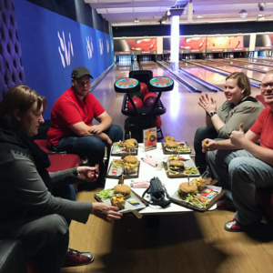 Mindst en gang eller to om året er beboere og ansatte på Botilbudet Gården afsted til bowling. Her er vi i Valby.